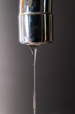 Hangi su damlasının aktığını. Kuraklık, kıtlık, istihkak ve uygun su kullanımı.