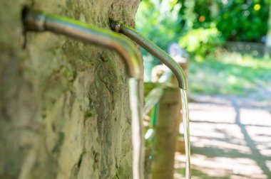 Hangi su damlasının aktığını. Kuraklık, kıtlık, istihkak ve uygun su kullanımı.