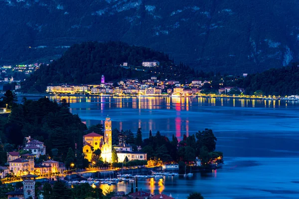 Como Gölü 'ndeki Panorama, Tremezzina, Bellagio köyleri ve onları gören dağlarla birlikte, akşam saatlerinde fotoğraflandı..