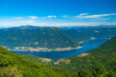 Como Gölü 'ndeki panorama. Onları gören köyler ve dağlarla.