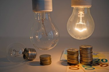 Ampuller, bir açık, bir kapalı, yükselen yükseklik bozukluklarının üzerinde. Enerji tarifelerinde artış.