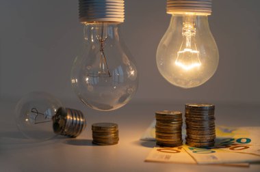 Ampuller, bir açık, bir kapalı, yükselen yükseklik bozukluklarının üzerinde. Enerji tarifelerinde artış.