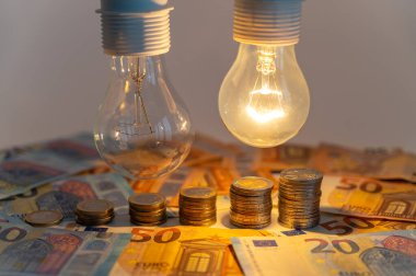 Ampuller, bir açık, bir kapalı, yükselen yükseklik bozukluklarının üzerinde. Enerji tarifelerinde artış.