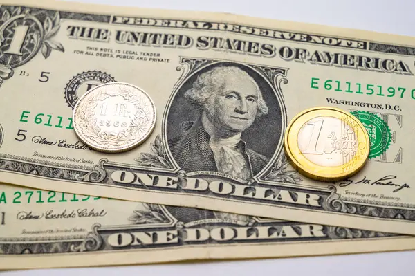 Beyaz yüzeyde Euro, Dolar ve İsviçre Frangı. İsviçre Frangı, Dolar ve Euro 'nun değeri, döviz kuru eğilimi.