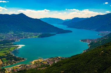 Panorama on the upper lake of Como, with the villages of Gera Lario, Domaso, and the mountains that overlook them.