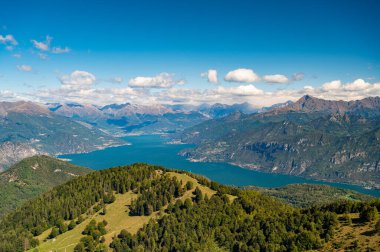 Como Gölü 'ndeki Panorama, Monte San Primo' dan çekilmiş, Bellagio ve ona tepeden bakan tüm dağlarla birlikte..