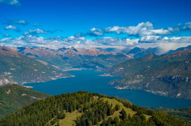 Como Gölü 'ndeki Panorama, Monte San Primo' dan çekilmiş, Bellagio ve ona tepeden bakan tüm dağlarla birlikte..