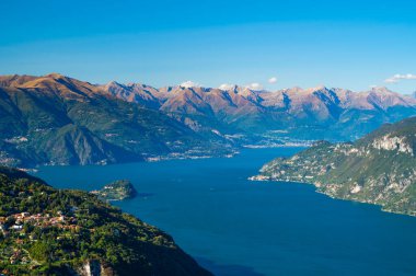 Como Gölü 'ndeki Panorama. Barni kasabasından çekilmiş. Bellagio ve ona bakan tüm dağlarla birlikte..