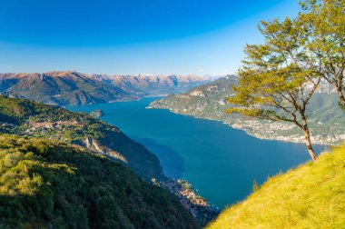 Como Gölü 'ndeki Panorama. Barni kasabasından çekilmiş. Bellagio ve ona bakan tüm dağlarla birlikte..