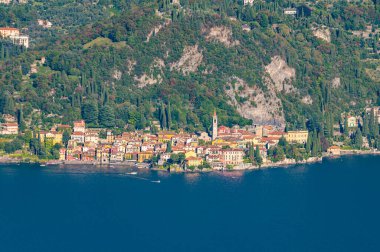 Como Gölü 'ndeki Varenna köyü, bir yaz günü fotoğraflandı.. 