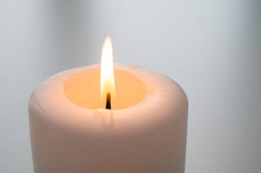 Yanan mum ateşi, elektrik ve gaz sıkıntısı. Tarifeleri ve mum ışığını arttır.