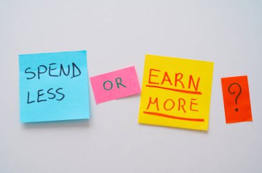 Metni oluşturan renkli kartlar 