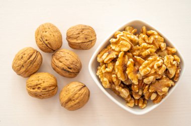 Ceviz kabuğunun yanında kabuklu ceviz. Tedbir ve fındık tüketimi. Cevizlerin besin ve özellikleri.