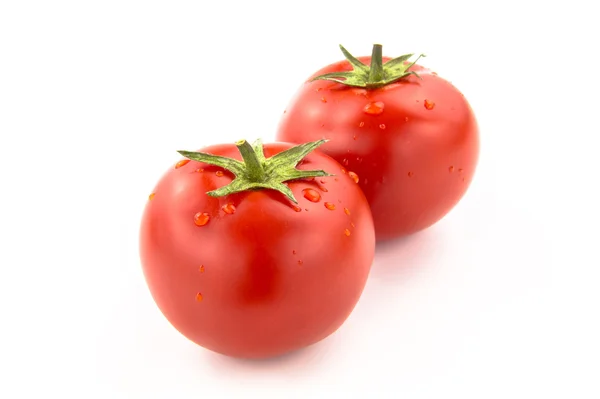 Twee tomaten met waterdruppels — Stockfoto