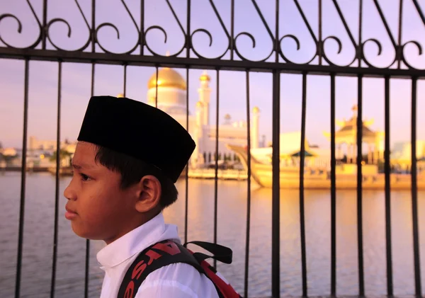 Menino e a Mesquita de Omar Ali Saifuddien — Fotografia de Stock