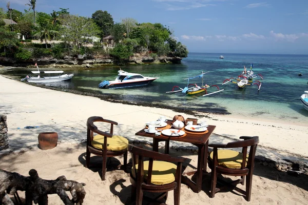 Un restaurant sur la plage de l'île de Nusa Lembongan — Photo