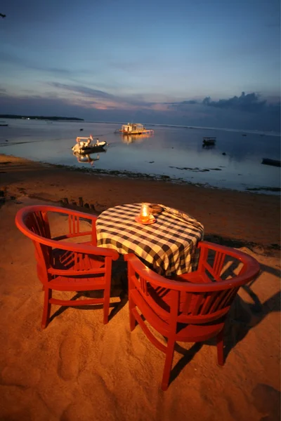 Un ristorante sulla spiaggia sull'isola di Nusa Lembongan — Foto Stock