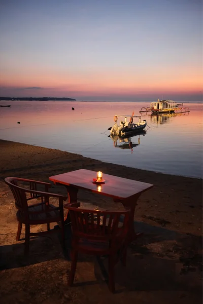Un ristorante sulla spiaggia sull'isola di Nusa Lembongan — Foto Stock