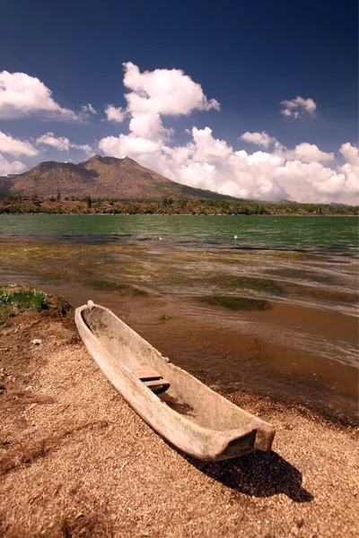 Horgászcsónak Batur-tó — Stock Fotó