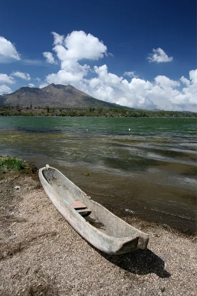 Barco de pesca en el lago Batur — Foto de Stock