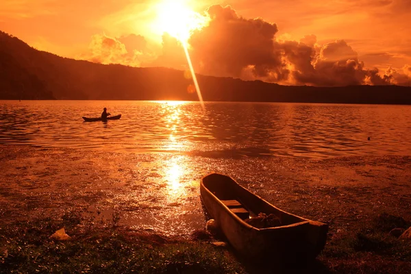 Barca da pesca al tramonto sul lago Batur — Foto Stock