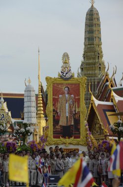 thaliand bangkok taş giyme günü