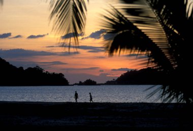 Malezya 'nın Langkawi Adası' ndaki Kampung Lubok Buaya ve Pantai Cenang Plajı 'nda günbatımı. Malezya, Langkawi, Ocak 2003