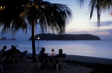 Malezya 'daki Langkawi Adası' nın batısında bir plajda bir restoran. Malezya, Langkawi, Ocak 2003