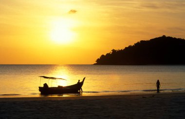 Malezya 'nın Langkawi Adası' ndaki Kampung Lubok Buaya ve Pantai Cenang Plajı 'nda günbatımı. Malezya, Langkawi, Ocak 2003