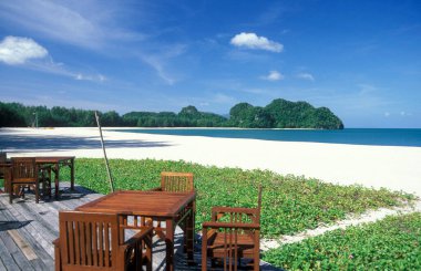 Malezya 'nın Langkawi Adası' nın kuzeyinde peyzaj naer Ayer Hangat köyü olan bir plaj. Malezya, Langkawi, Ocak 2003