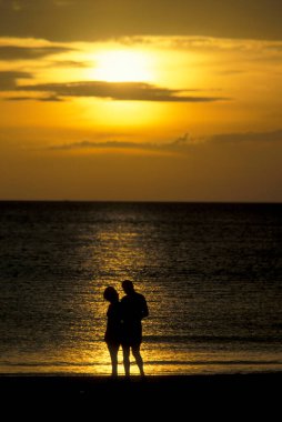 Malezya 'nın Langkawi Adası' ndaki Kampung Lubok Buaya ve Pantai Cenang Plajı 'nda günbatımı. Malezya, Langkawi, Ocak 2003
