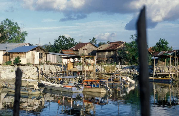 A马来西亚努沙兰卡维岛西海岸的渔村 马来西亚 Langkawi 2003年1月 — 图库照片