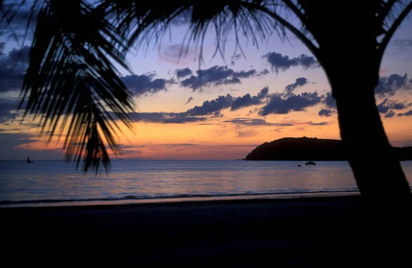 Ηλιοβασίλεμα Στην Παραλία Της Πόλης Kampung Lubok Buaya Και Pantai — Φωτογραφία Αρχείου