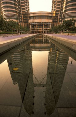 Malezya 'nın Kuala Lumpur kentindeki Petronas İkiz Kuleleri' nin mimarisi. Malezya, Kuala Lumpur, Ocak 2003