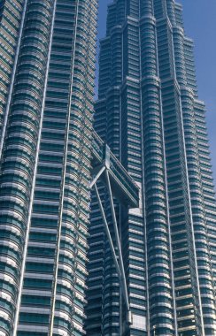 Malezya 'nın Kuala Lumpur kentindeki Petronas İkiz Kuleleri' nin mimarisi. Malezya, Kuala Lumpur, Ocak 2003