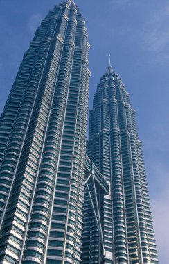 Malezya 'nın Kuala Lumpur kentindeki Petronas İkiz Kuleleri' nin mimarisi. Malezya, Kuala Lumpur, Ocak 2003