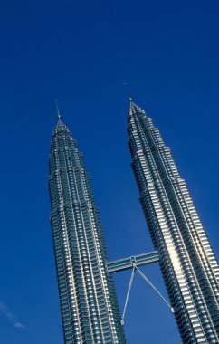 Malezya 'nın Kuala Lumpur kentindeki Petronas İkiz Kuleleri' nin mimarisi. Malezya, Kuala Lumpur, Ocak 2003