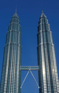 Malezya 'nın Kuala Lumpur kentindeki Petronas İkiz Kuleleri' nin mimarisi. Malezya, Kuala Lumpur, Ocak 2003