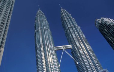 Malezya 'nın Kuala Lumpur kentindeki Petronas İkiz Kuleleri' nin mimarisi. Malezya, Kuala Lumpur, Ocak 2003