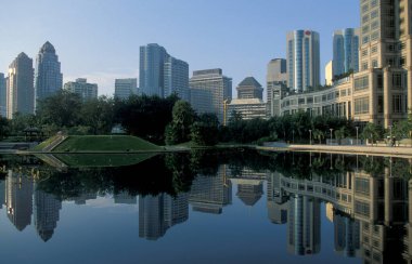 Malezya 'nın Kuala Lumpur kentindeki Petronas İkiz Kuleleri' nin yakınındaki mimari ve ufuk çizgisi. Malezya, Kuala Lumpur, Ocak 2003