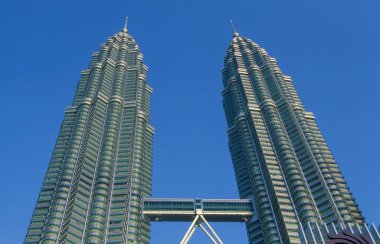 Malezya 'nın Kuala Lumpur kentindeki Petronas İkiz Kuleleri' nin mimarisi. Malezya, Kuala Lumpur, Ocak 2003