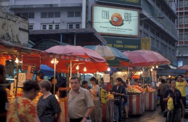Malezya 'nın Kuala Lumpur kentindeki Eski Şehir ve Çin Kasabası' ndaki Petaling Caddesi 'ndeki meyve ve gıda pazarı. Malezya, Kuala Lumpur, Ocak 2003
