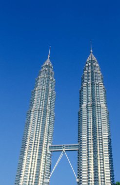 Malezya 'nın Kuala Lumpur kentindeki Petronas İkiz Kuleleri' nin mimarisi. Malezya, Kuala Lumpur, Ocak 2003