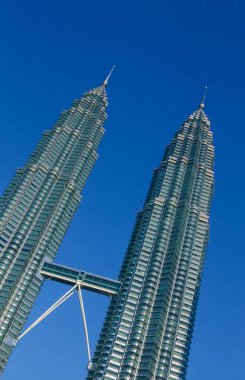 Malezya 'nın Kuala Lumpur kentindeki Petronas İkiz Kuleleri' nin mimarisi. Malezya, Kuala Lumpur, Ocak 2003