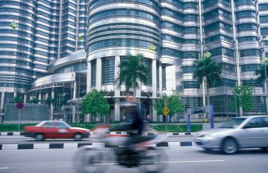 Malezya 'nın Kuala Lumpur kentindeki Petronas İkiz Kuleleri' nin mimarisi. Malezya, Kuala Lumpur, Ocak 2003