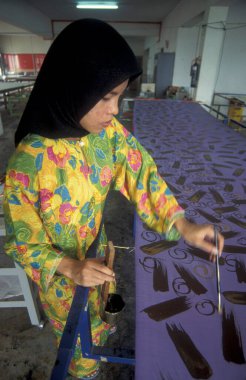 Malezya 'nın Kuala Lumpur kentindeki bir fabrikada Batik Tekstil resim ve yapımı. Malezya, Kuala Lumpur, Ağustos 1997