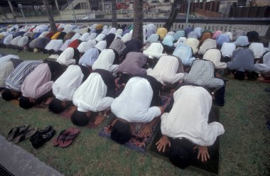 Malezya 'nın Kuala Lumpur kentindeki Mescid Jamek Camii' nde insanlar namaz kılıyor. Malezya, Kuala Lumpur, Ağustos 1997