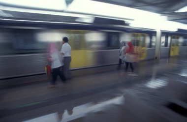 Malezya 'nın Kuala Lumpur kentindeki bir metro istasyonunda insanlar. Malezya, Kuala Lumpur, Ağustos 1997