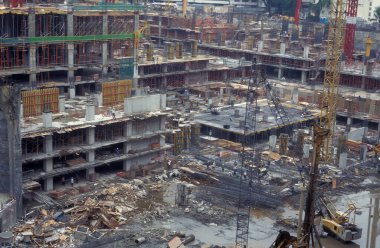 Malezya 'nın Kuala Lumpur şehrinde büyük bir inşaat kenti. Malezya, Kuala Lumpur, Ağustos 1997