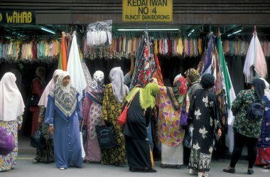 Malezya 'nın Kuala Lumpur şehrindeki Eski Kent ve Çin Kasabası' ndaki Marketstreet 'teki tekstil dükkanları. Malezya, Kuala Lumpur, Ocak 2003